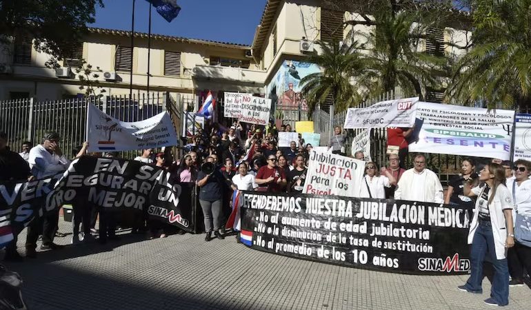 Médicos se manifiestan frente al Ministerio de Salud: amenazan con un paro total