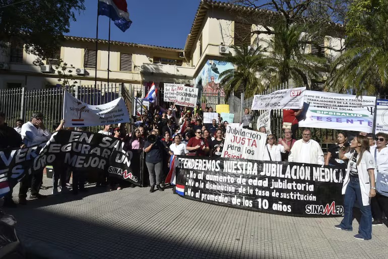 Médicos se manifiestan frente al Ministerio de Salud: amenazan con un paro total