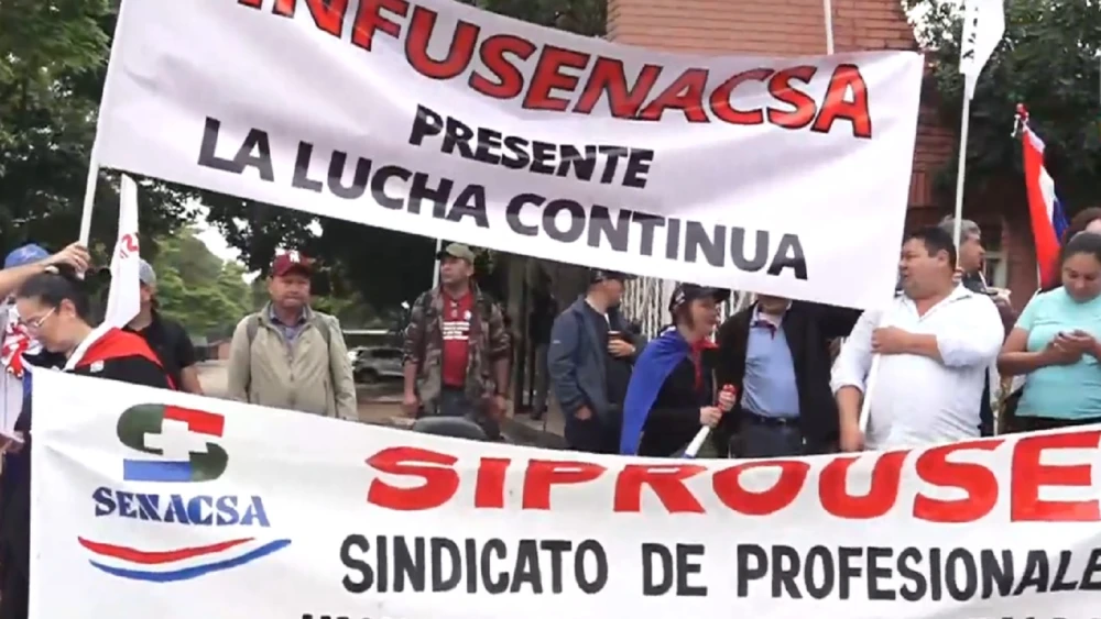 Funcionarios de Senacsa inician huelga para exigir un aumento salarial del 40%