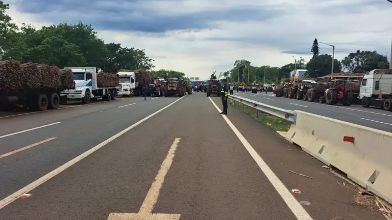 Cañicultores continúan protesta pidiendo culminar tren de molienda