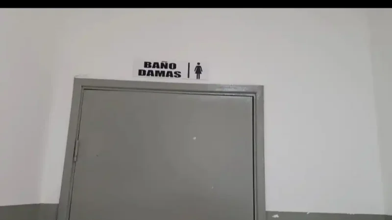 Mujer que no sabía que estaba embarazada dio a luz en baño de hospital en Santaní