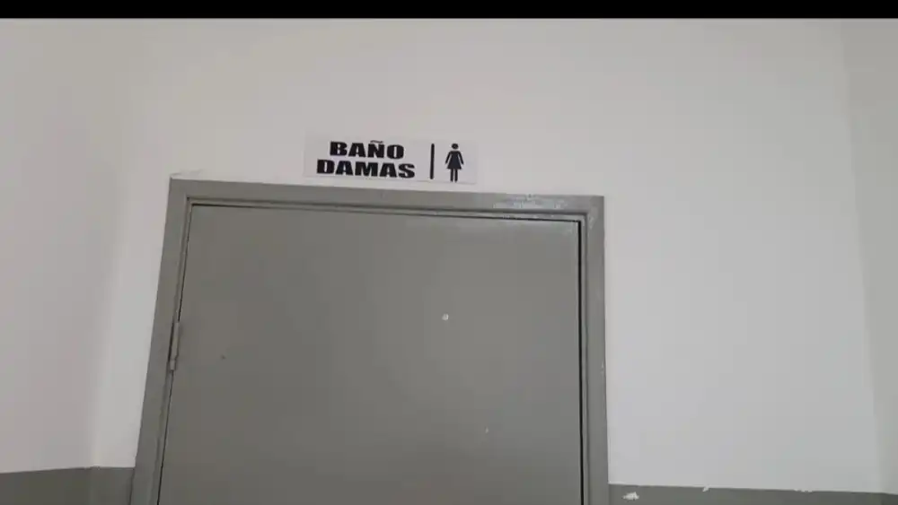 Mujer que no sabía que estaba embarazada dio a luz en baño de hospital en Santaní