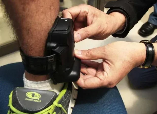 Piden a la Corte acelerar el uso de tobilleras electrónicas para beneficiar a mil procesados