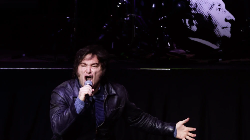 Javier Milei da un concierto de rock en medio de una tormenta política en Argentina