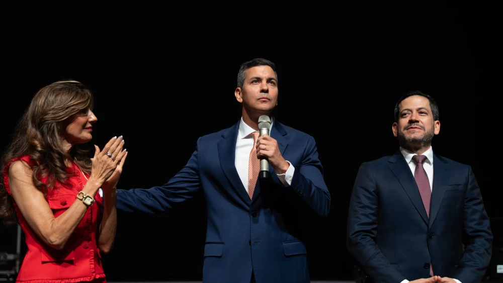 Santiago Peña asiste a los 40 años del Centro Familiar de Adoración