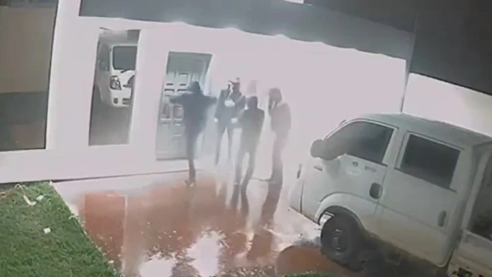 Dueño de una vivienda repele a balazos a un grupo de delincuentes en Minga Guazú