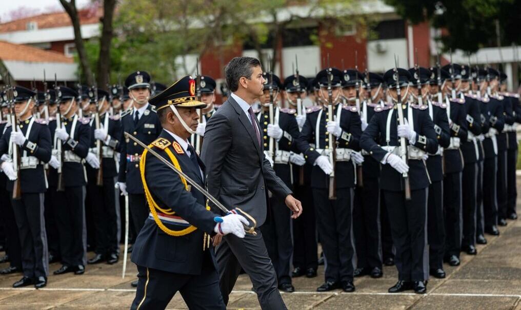 Diputada Vallejo estalla: “Gobierno miserable manda policías sin armas ni placas”