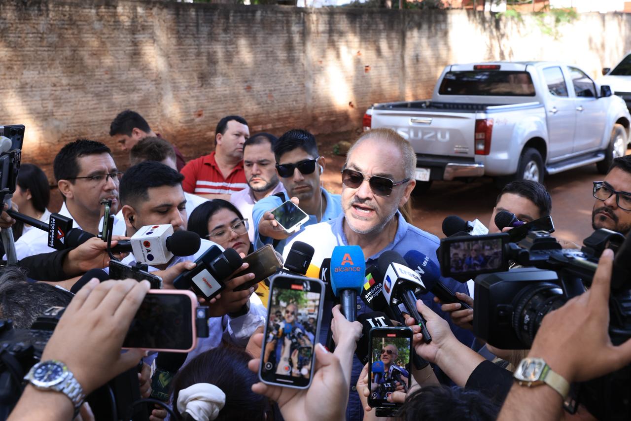 Vaesken pide “unidad” tras insultar a Mujica como “enano mal construido”