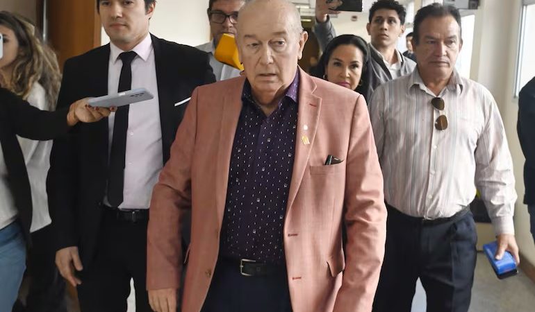 Corte confirma condena a exministro Bajac: 583 llamadas, coima disfrazada y justicia en pausa