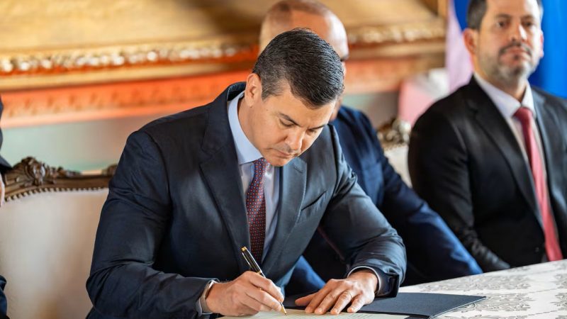 Peña promulga ley “antimafia de los pagarés” que solo protege a funcionarios públicos: ¿y el resto del país?