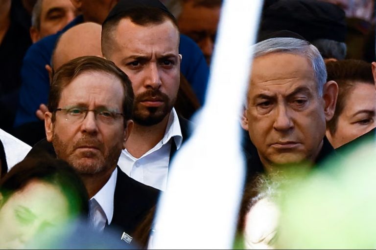 Netanyahu pide indulto en pleno juicio por corrupción y desata un terremoto político