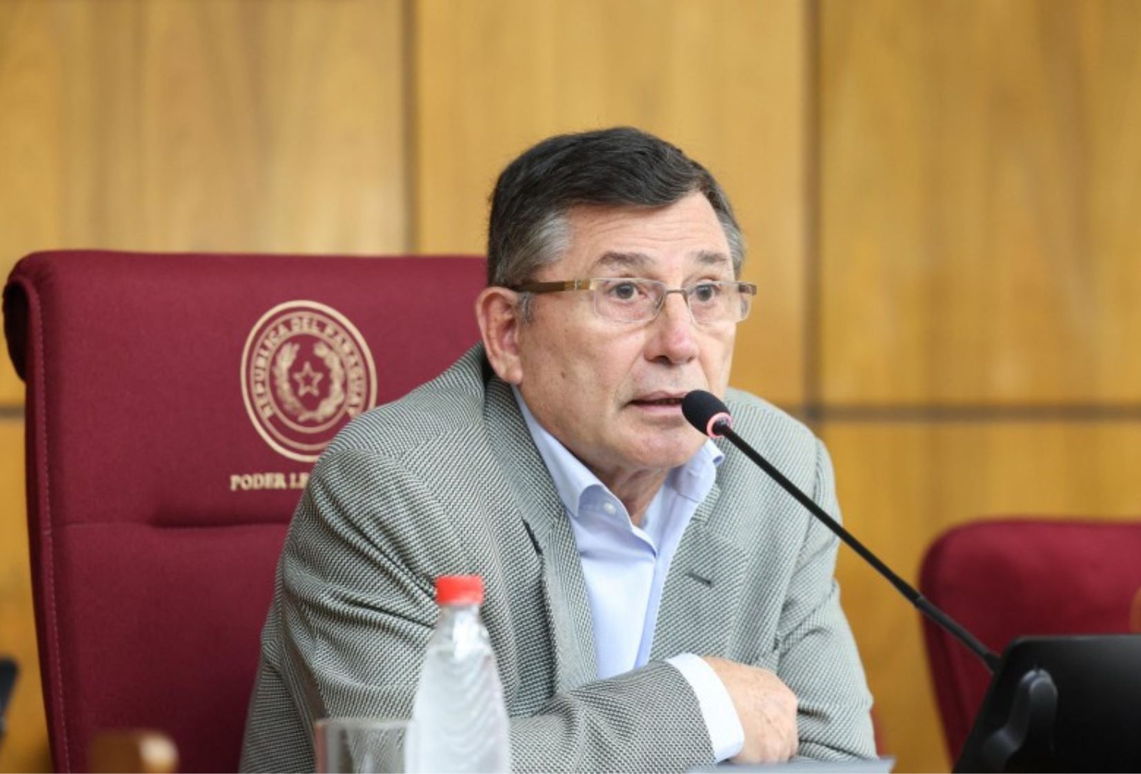 Pettengill tildó de “tilinguería” proyecto que busca tope al precio del puchero