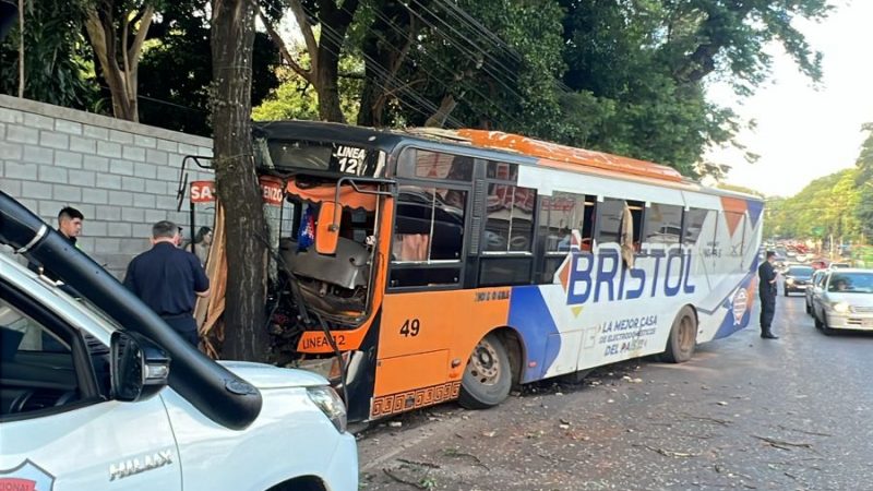 Accidente sobre avenida Mariscal López deja varios pasajeros heridos
