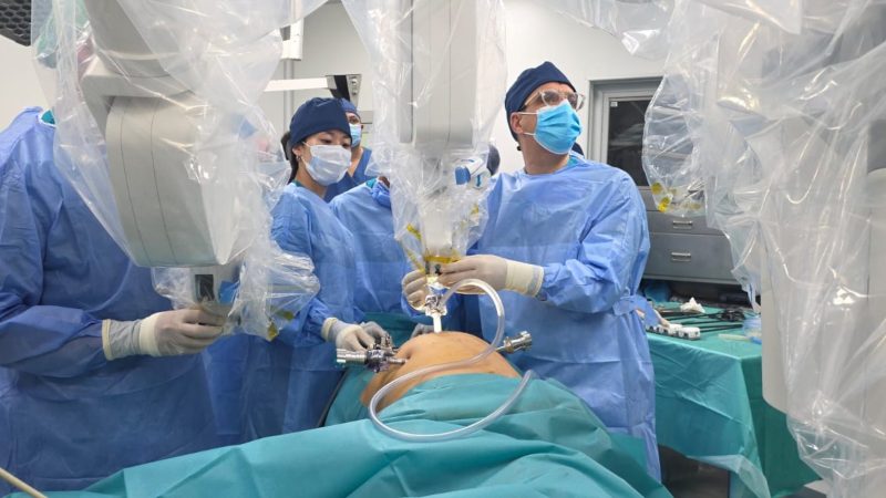 Médica paraguaya hace historia: realiza primera cirugía robótica en Túnez