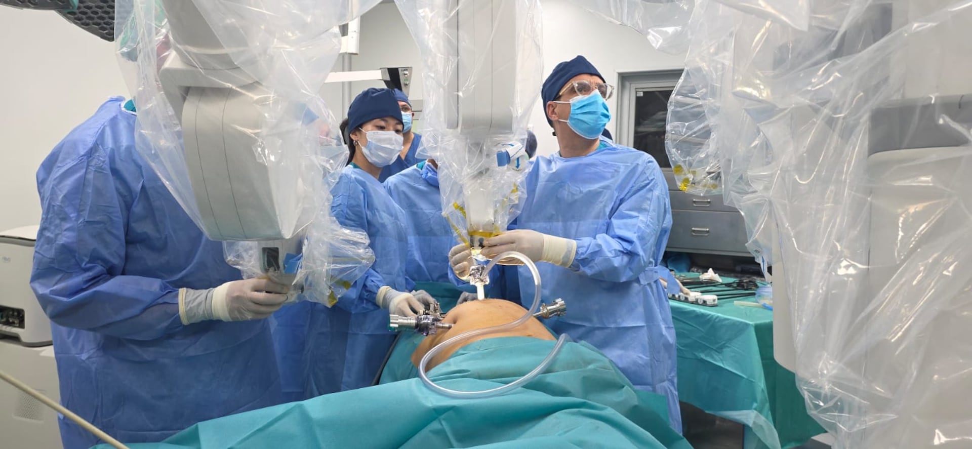 Médica paraguaya hace historia: realiza primera cirugía robótica en Túnez