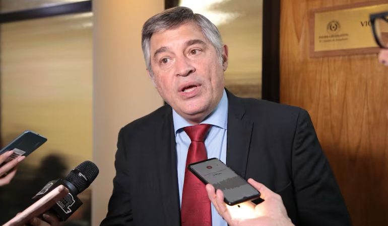 Ministro afirma que no eliminó la palabra «género» de los libros educativos