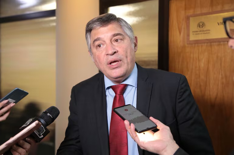 Ministro afirma que no eliminó la palabra «género» de los libros educativos