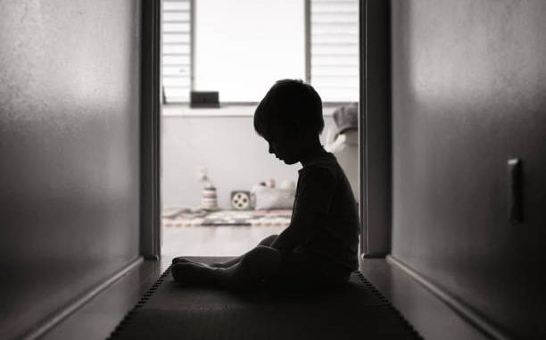 Buscan quién cuidará a niños abusados por padrastro que les transmitió sífilis y VIH