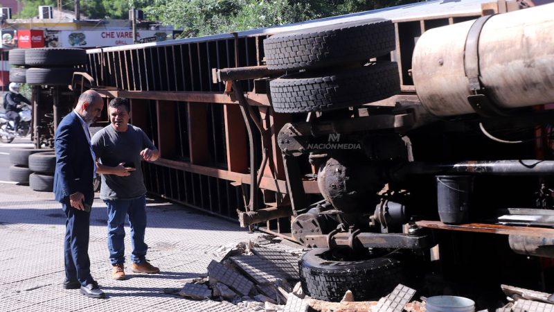 Enorme camión volcó sobre Mariscal López al estacionar sobre la vereda
