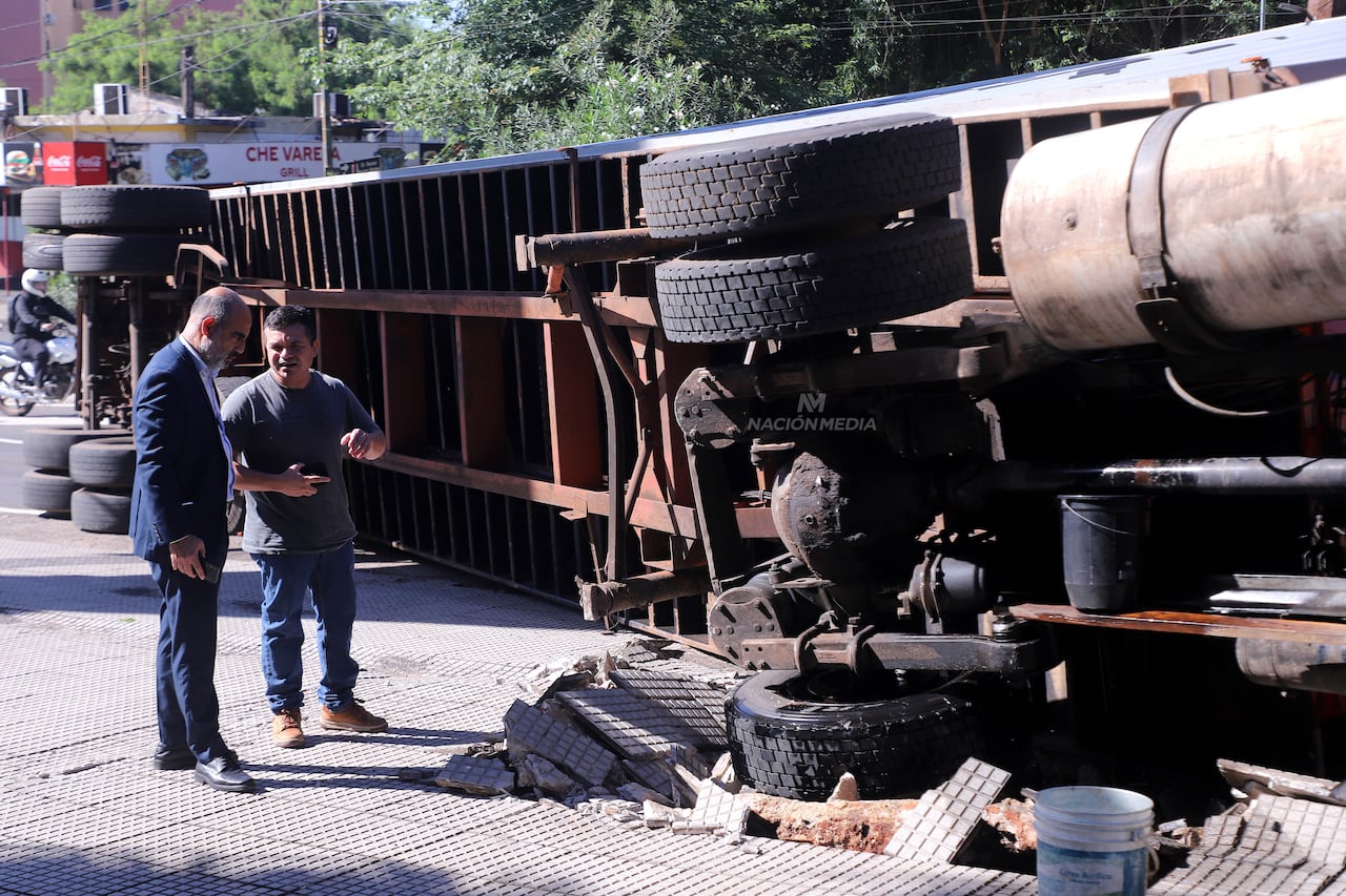 Enorme camión volcó sobre Mariscal López al estacionar sobre la vereda