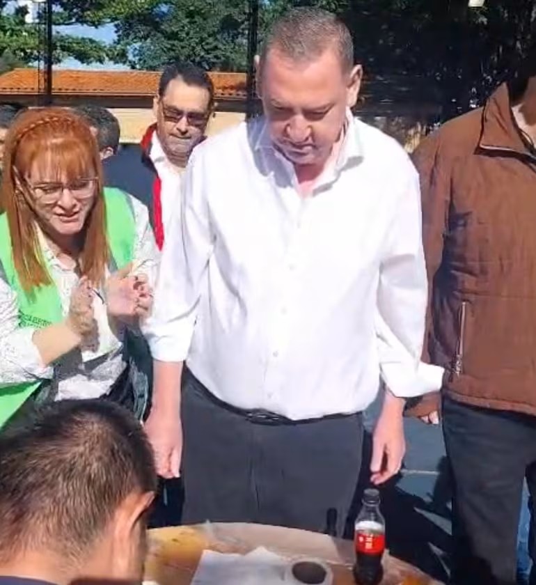 “¡Bandido, chupa medias de Cartes!”: Zacarías Irún escrachado al votar en Ciudad del Este