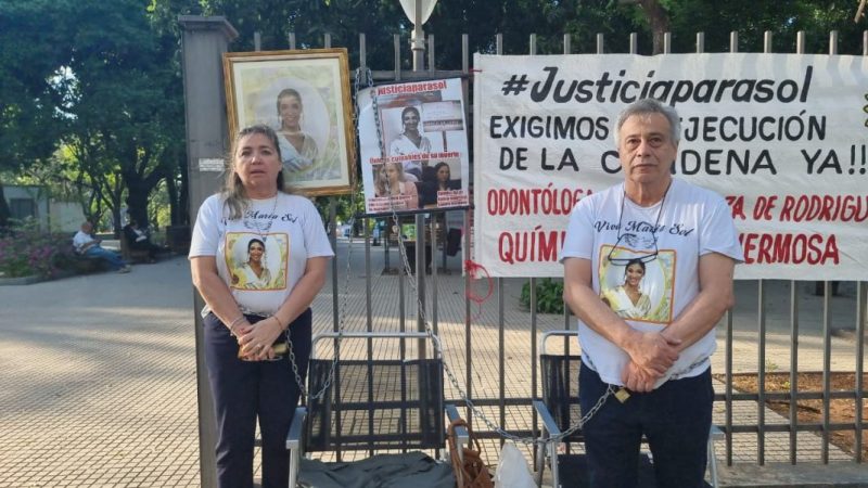 Tras integración de la Sala Penal, padres de Sol Chávez nuevamente se encadenan frente al Palacio de Justicia