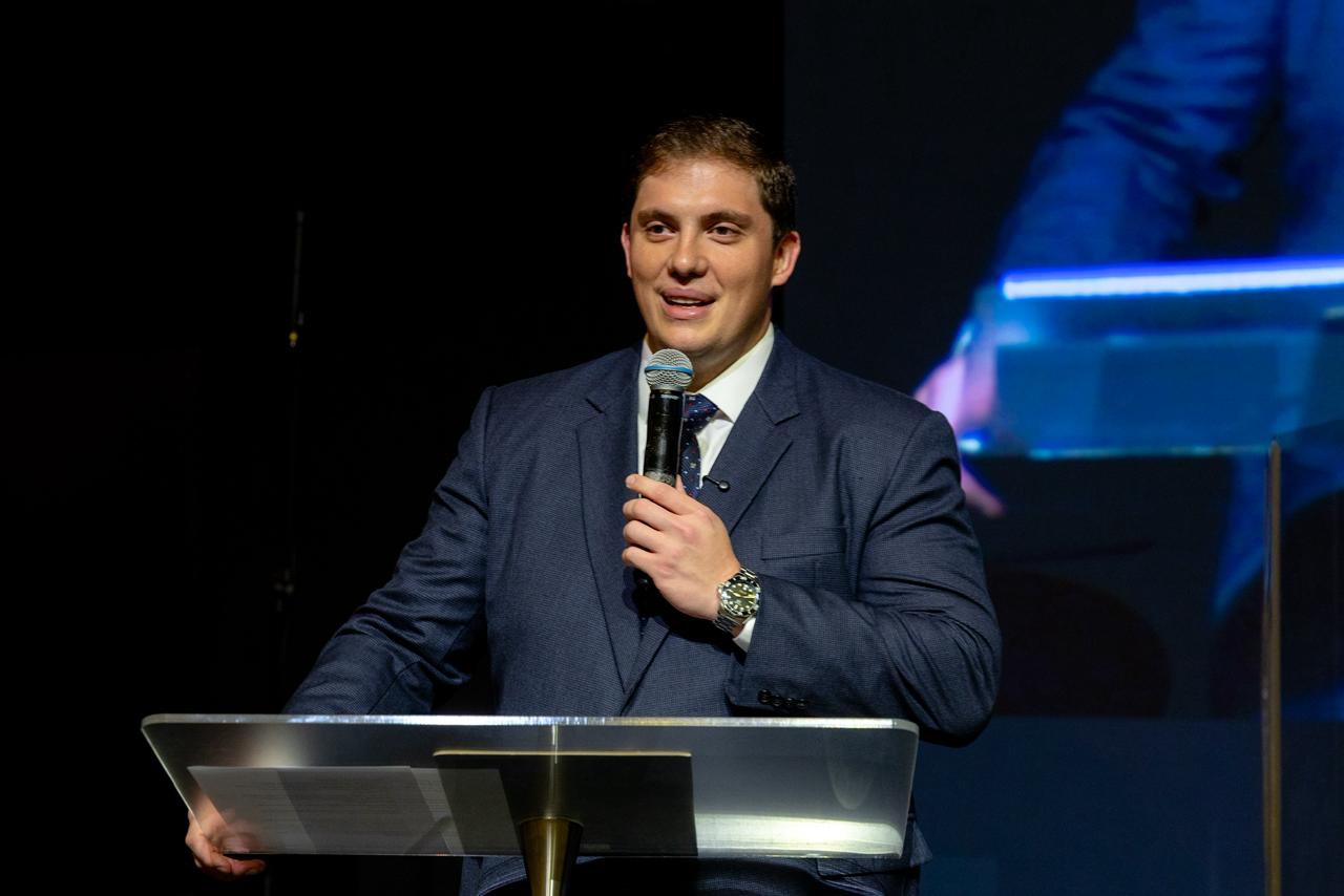 Maxi Ayala respalda a Camilo Pérez y cuestiona la trayectoria política de Soledad Núñez