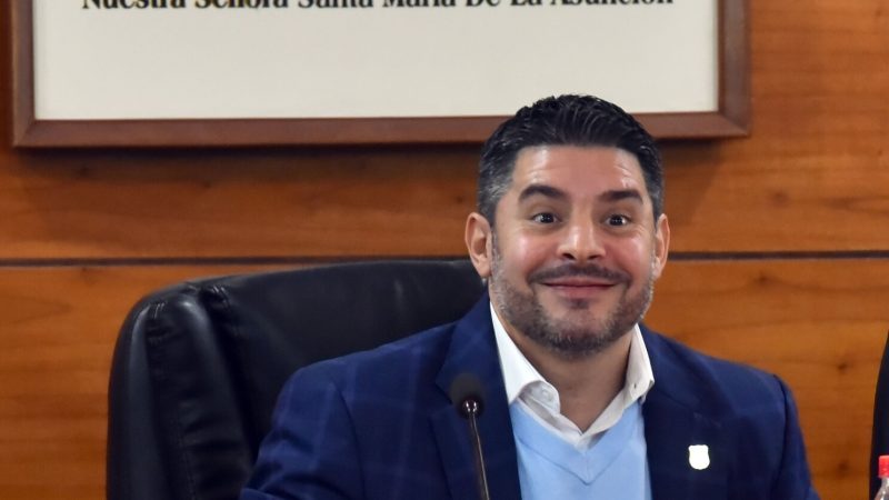 «Nenecho» ironiza sobre su partido y apuesta por Soledad: «Una astronauta que va a solucionar el problema de Asunción»