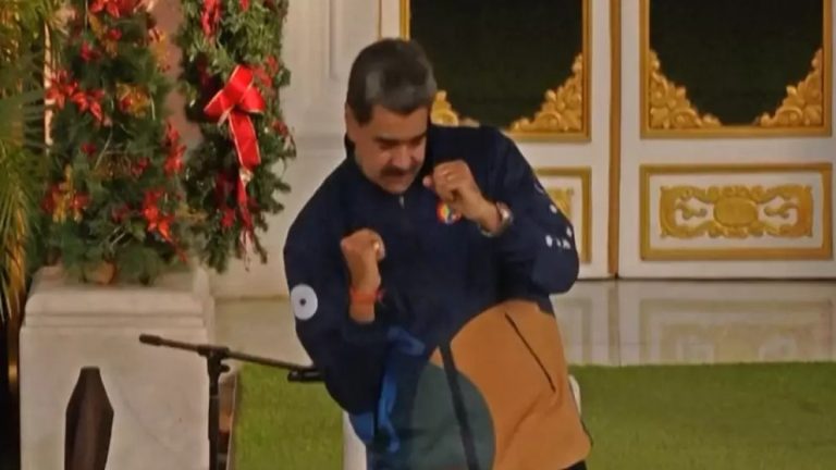 Maduro baila mientras crecen tensiones con EE. UU.