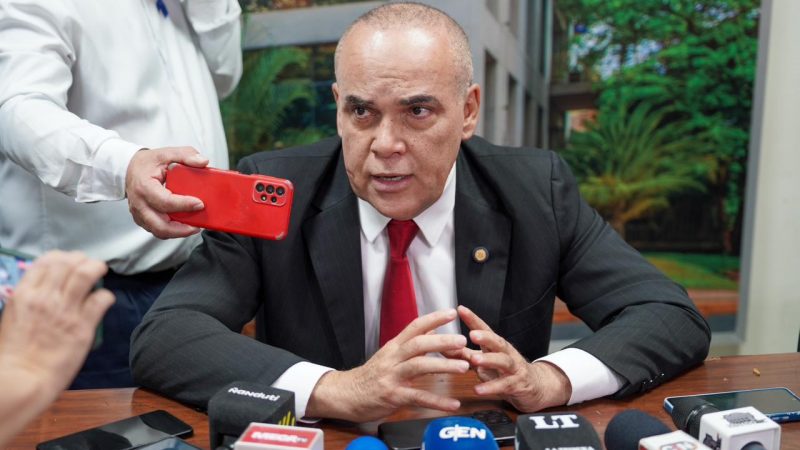 «Bachi» confirma tratamiento de ley para periodistas, pero excluyen a defensores de derechos humanos