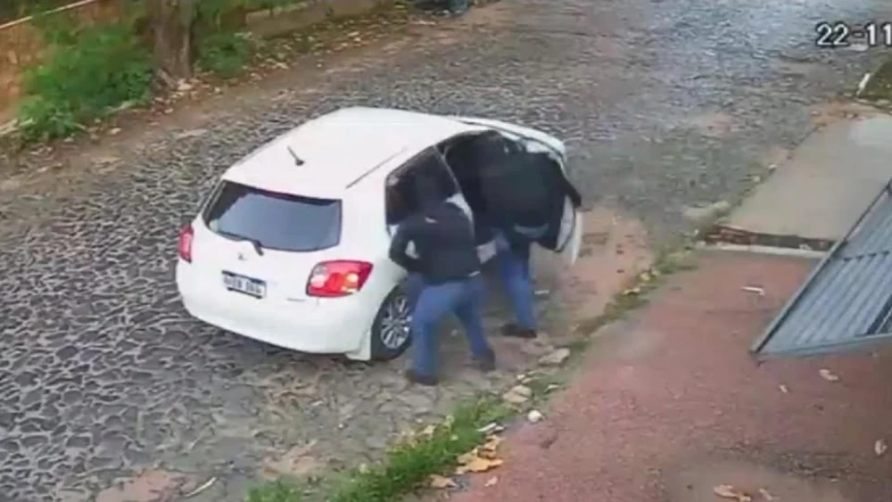 Policía busca a cuatro hombres tras millonario asalto a comerciante coreano en Asunción