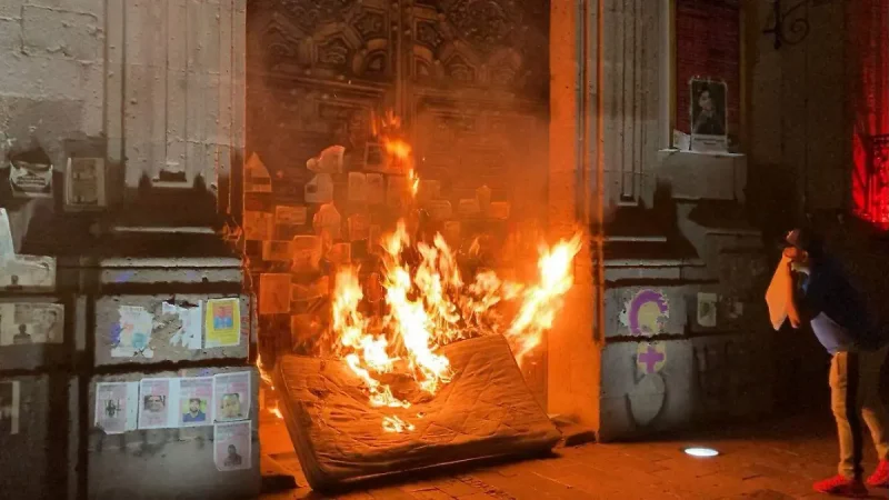 Violencia y destrozos en Michoacán tras el asesinato del alcalde Carlos Manzo