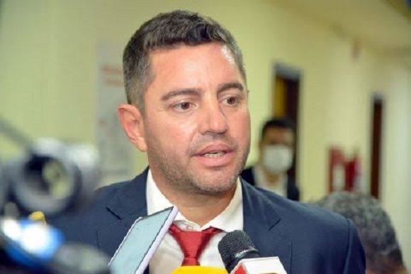 Gobierno se alinea con Enrique Riera y dejan a su suerte al senador Carlos Núñez