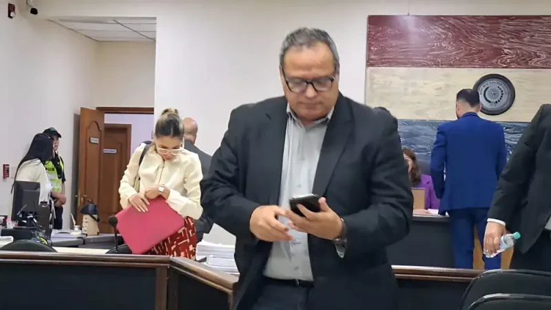 Querella dice que periodista Carlos Granada es sociópata y pide pena de prisión