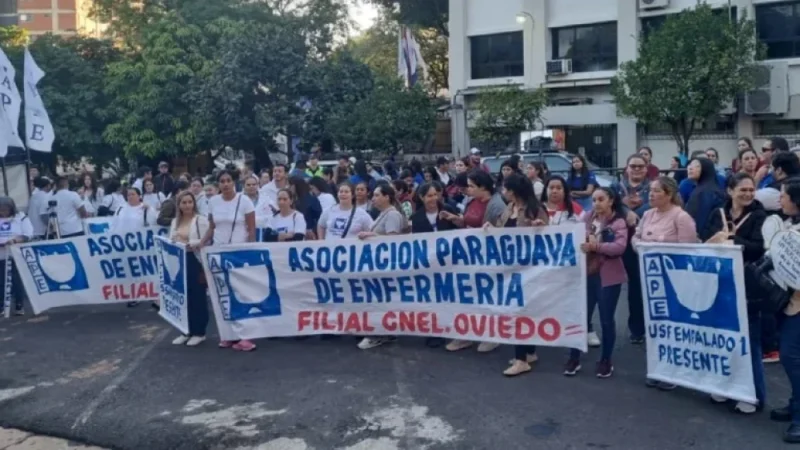 Enfermeras exigen mejoras salariales frente al Ministerio de Salud