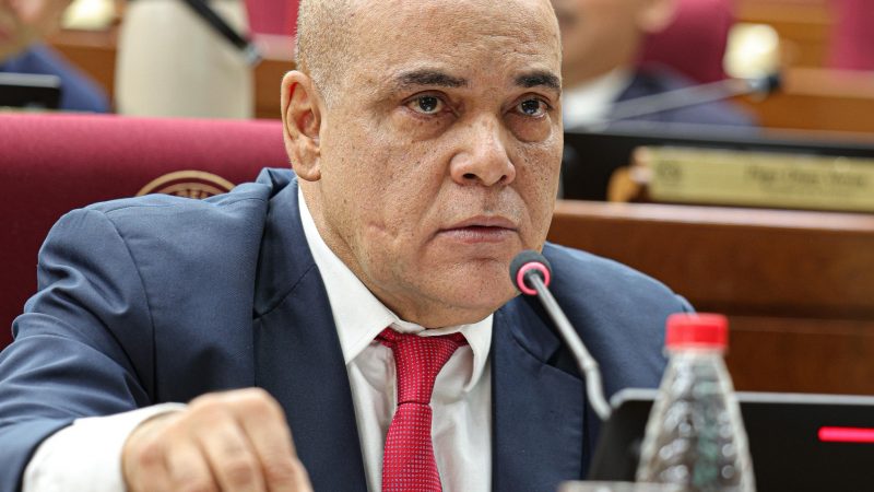 «Bachi» denuncia que dólar barato no abarata la vida: acusa a supermercados de oligopolio