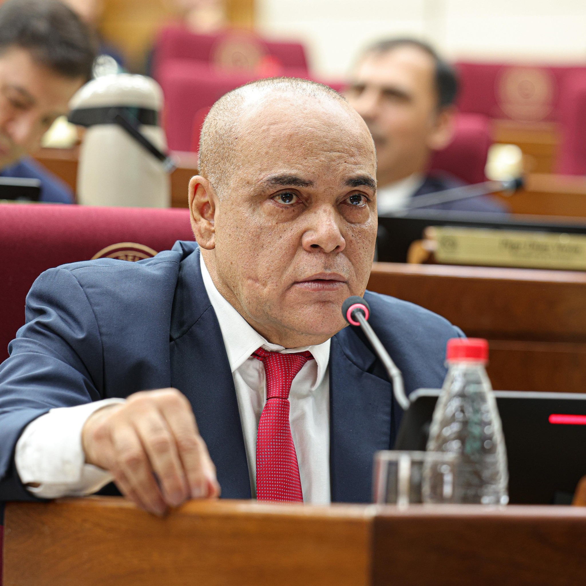 «Bachi» denuncia que dólar barato no abarata la vida: acusa a supermercados de oligopolio