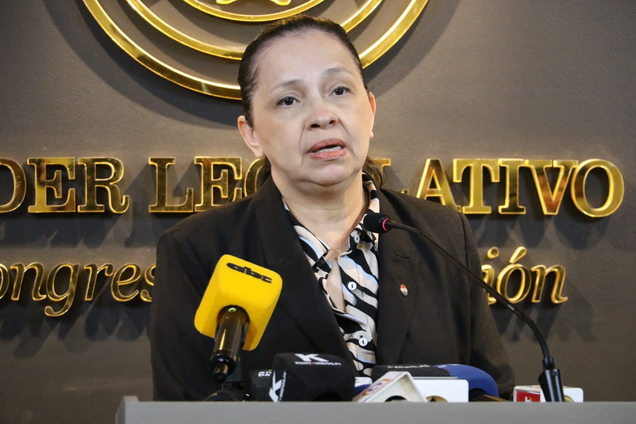 Senadora Paredes ironiza: “Protegen a Eddie Jara para que llegue al 14 de febrero y compre rosas”