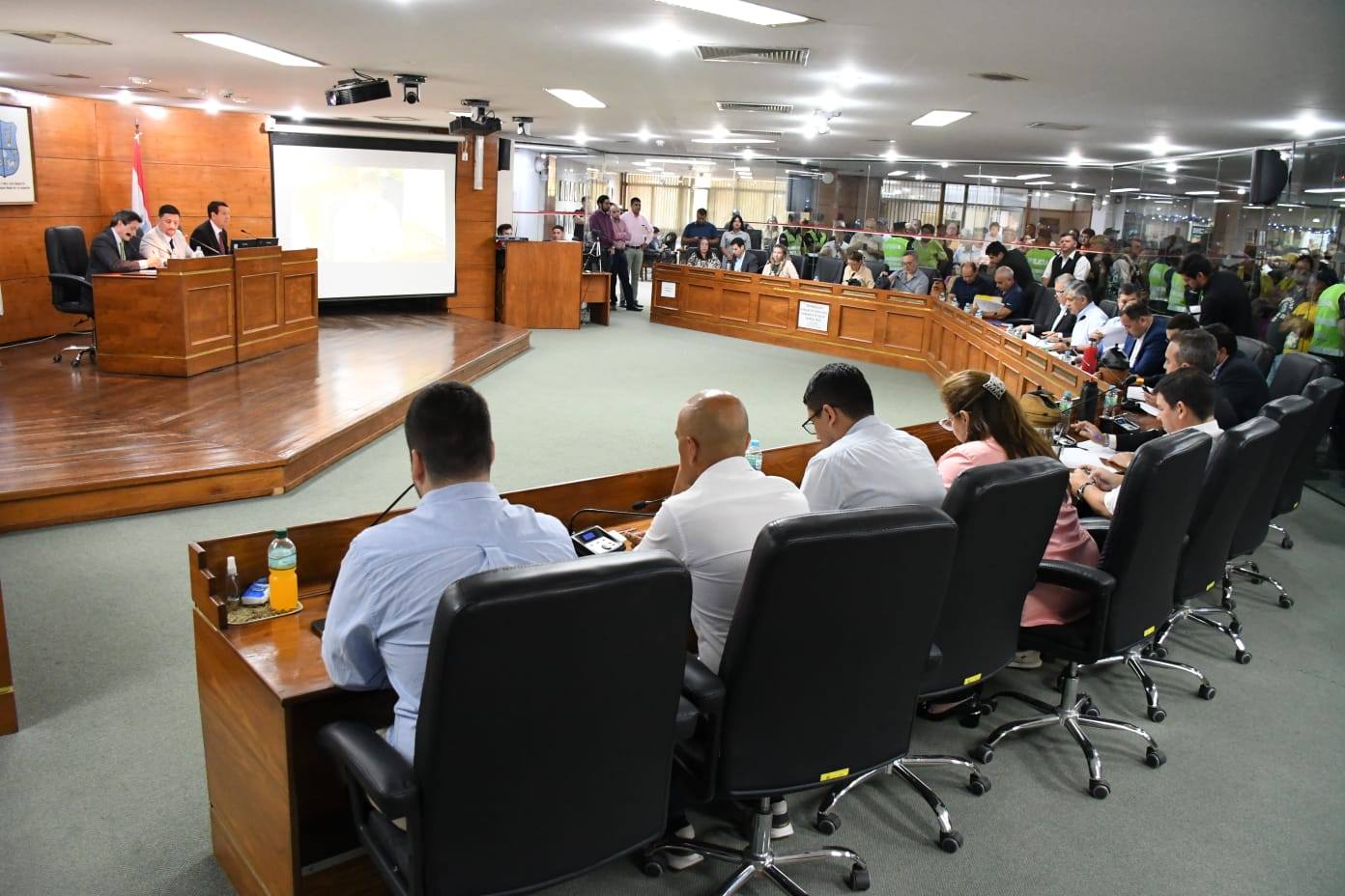 Concejales colorados oficialistas aprueban polémico préstamo de USD 28 millones en Asunción