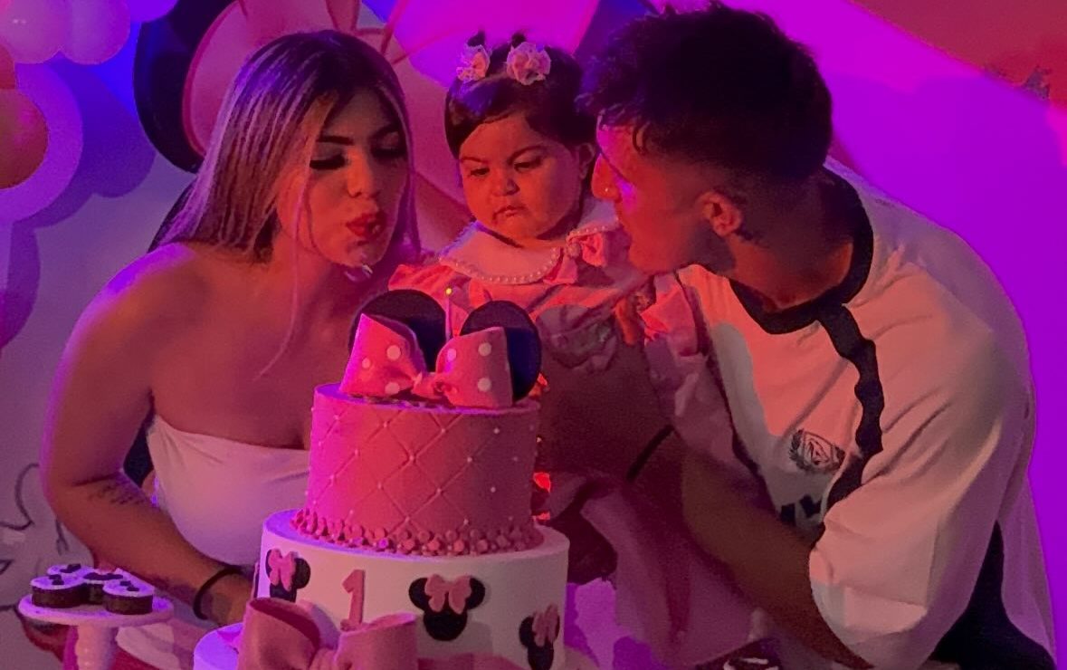 Modelo paraguaya y futbolista argentino celebraron el 1 añito de su hija