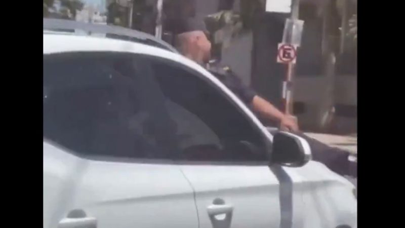 Conductora quedó libre tras accidente y llevarse adelante a un policía