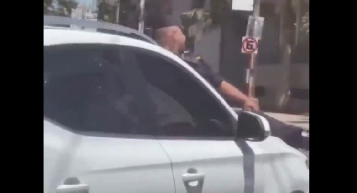 Conductora quedó libre tras accidente y llevarse adelante a un policía