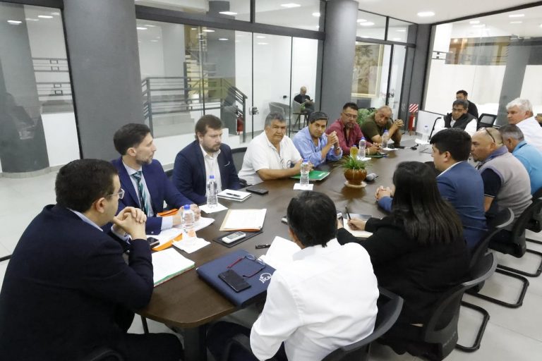 Gobierno busca destrabar huelga de choferes con reunión tripartita