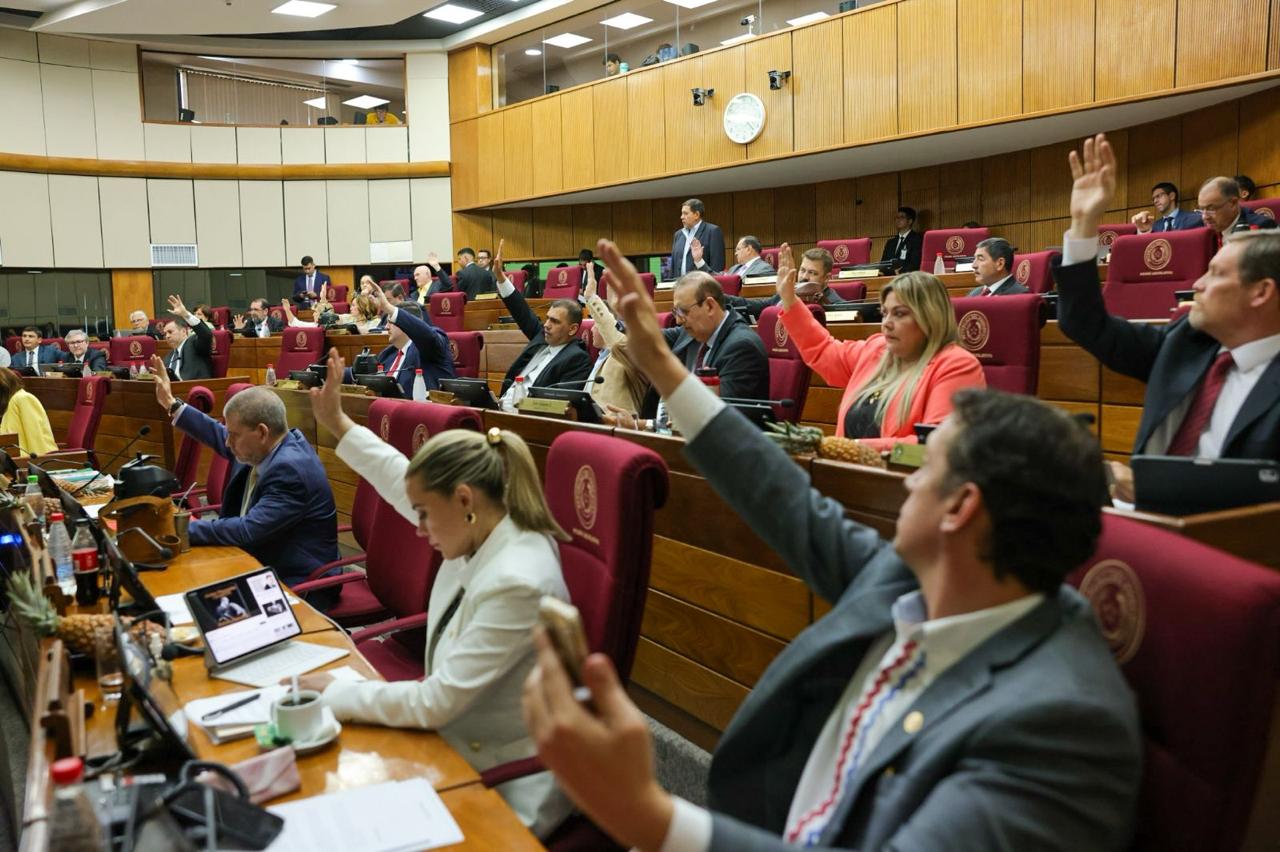 Cartismo tambalearía en el Senado tras fugas y próximas pulseadas
