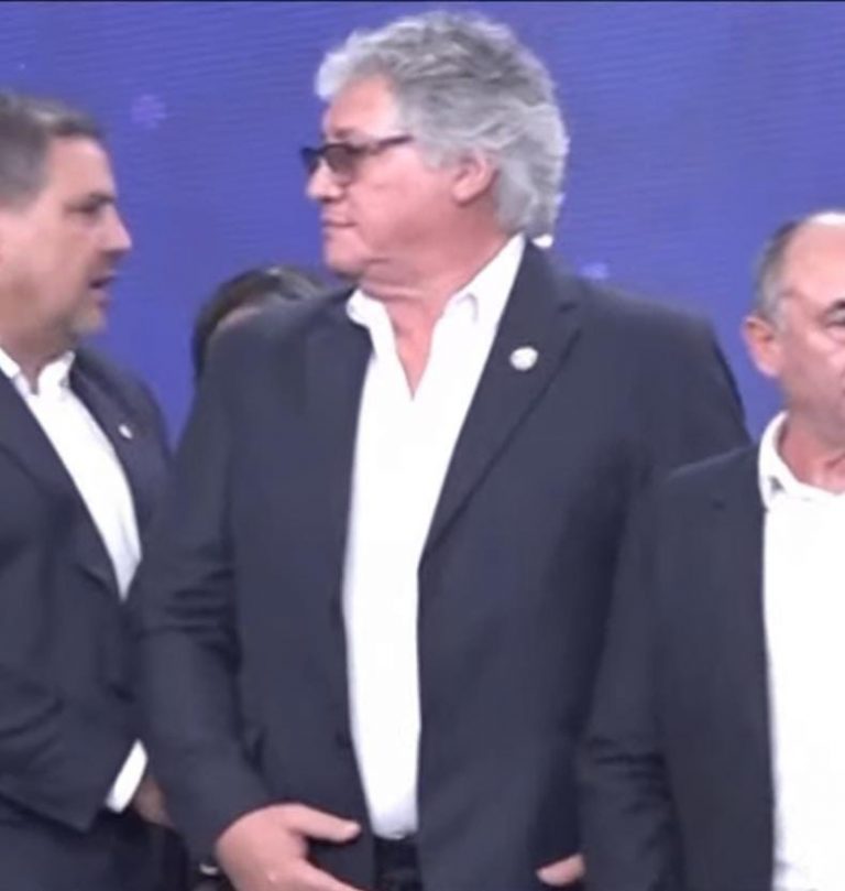 Escándalo en el fútbol: dirigente con tobillera entrega premio en acto oficial