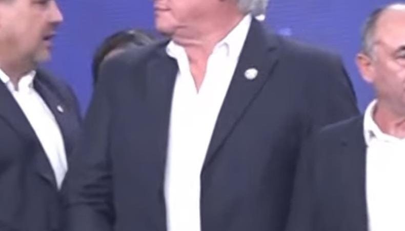 Escándalo en el fútbol: dirigente con tobillera entrega premio en acto oficial