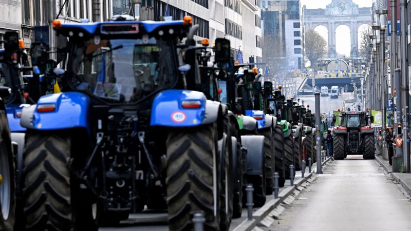 «Tractorazo» en Bruselas: granjeros contra la policía por pacto de la UE con Mercosur