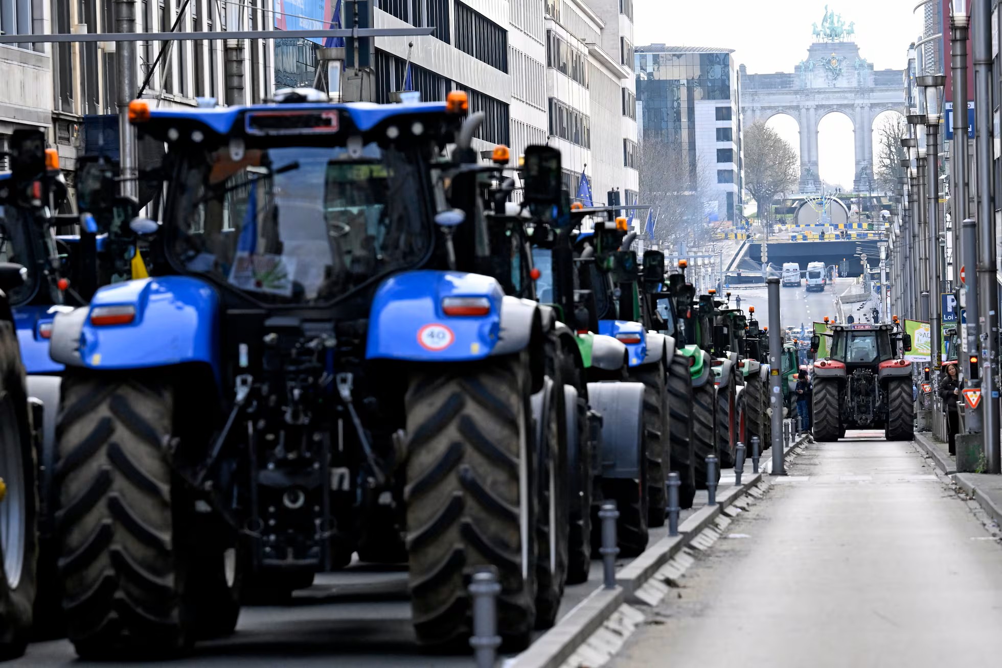 «Tractorazo» en Bruselas: granjeros contra la policía por pacto de la UE con Mercosur
