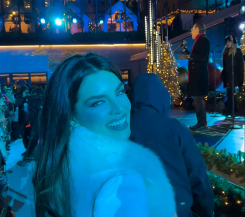 ¡Esposa orgullosa! Nadia, en el encendido del Arbol de Navidad en Rockefeller Center