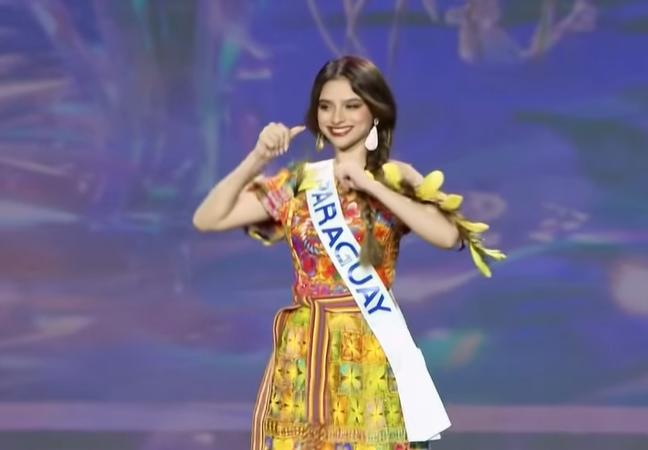 Angely Benítez se lució en el desfile de trajes típicos en Miss Cosmo 2025